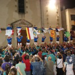 Pilars simultànis amb les banderes de les poblacions dels castellers